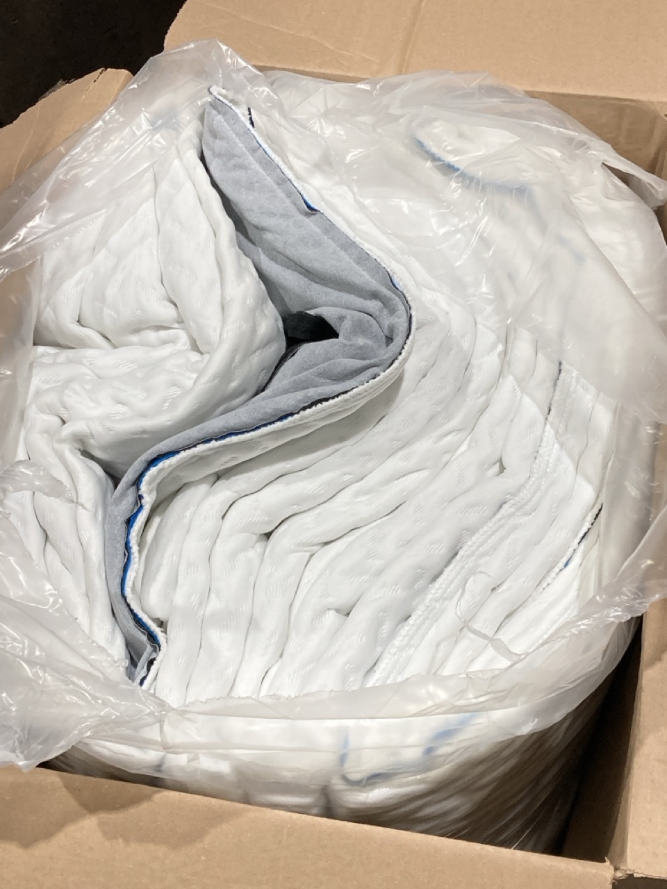 Lot 33  
            Birmingham - Collection or Delivery 

                
DAVID PHILLIPS BOX OF BOCONCEPT KING SIZE MATTRESS PROTECTOR ORIGINAL RRP £200