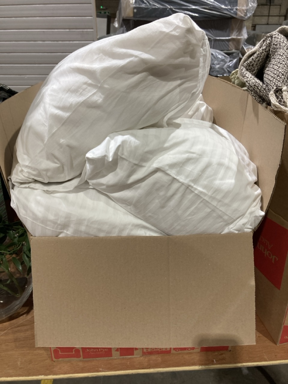 Lot 342  
            Birmingham - Collection or Delivery 

                
DAVID PHILLIPS BOX OF PILLOWS IN VARIOUS SIZES