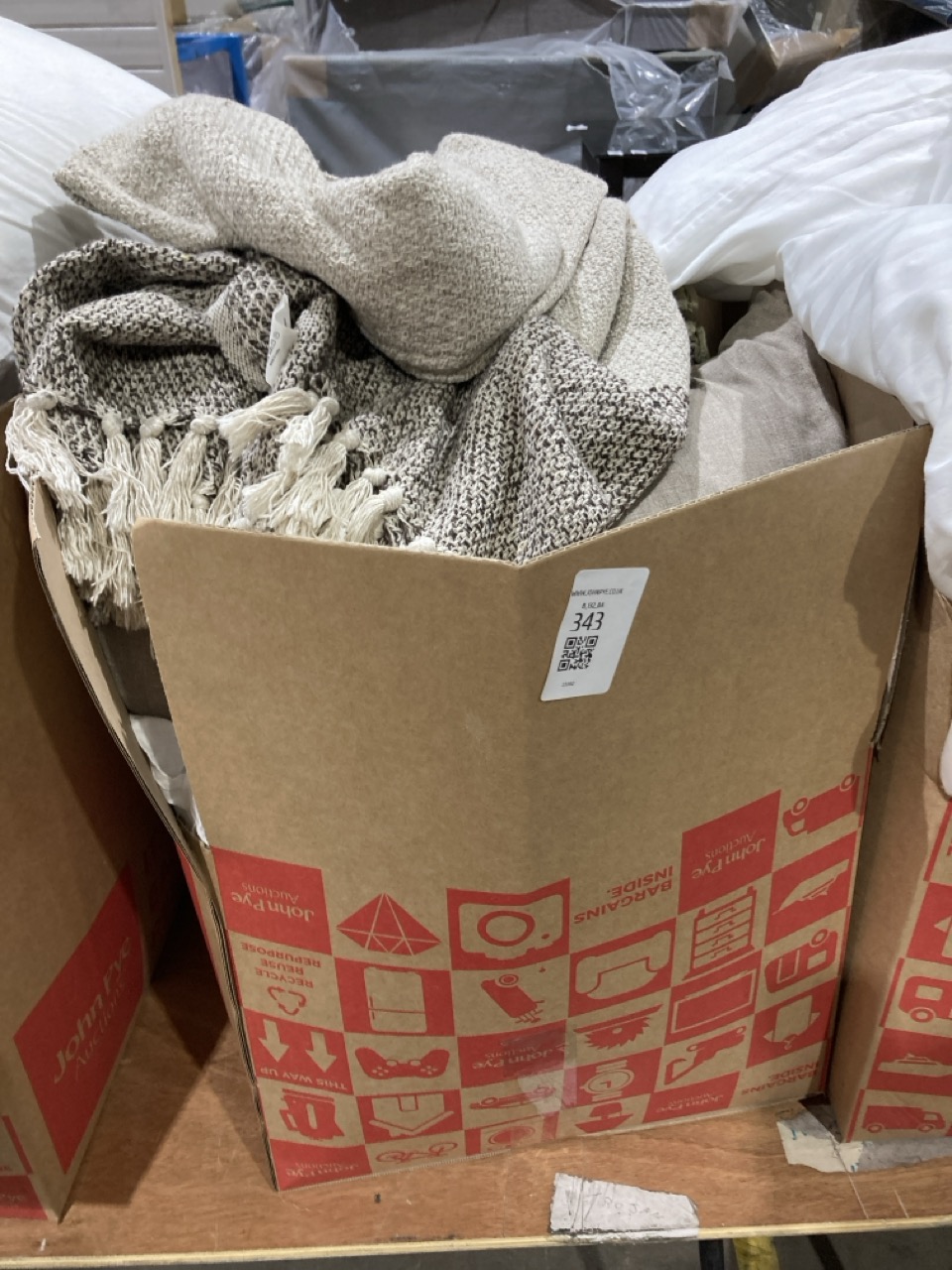 Lot 343  
            Birmingham - Collection or Delivery 

                
DAVID PHILLIPS BOX OF VARIOUS ITES TO INCLUDE SMALL THROW