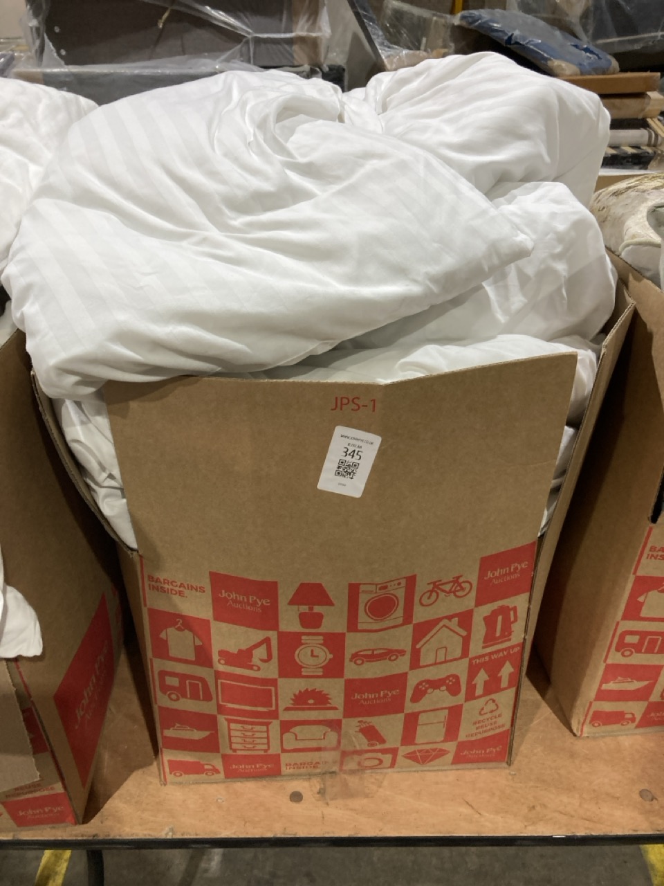 Lot 345  
            Birmingham - Collection or Delivery 

                
DAVID PHILLIPS BOX OF QUILTS IN VARIOUS SIZES