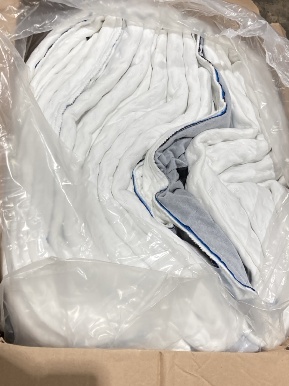 Lot 34  
            Birmingham - Collection or Delivery 

                
DAVID PHILLIPS BOX OF BOCONCEPT KING SIZE MATTRESS PROTECTOR ORIGINAL RRP £200