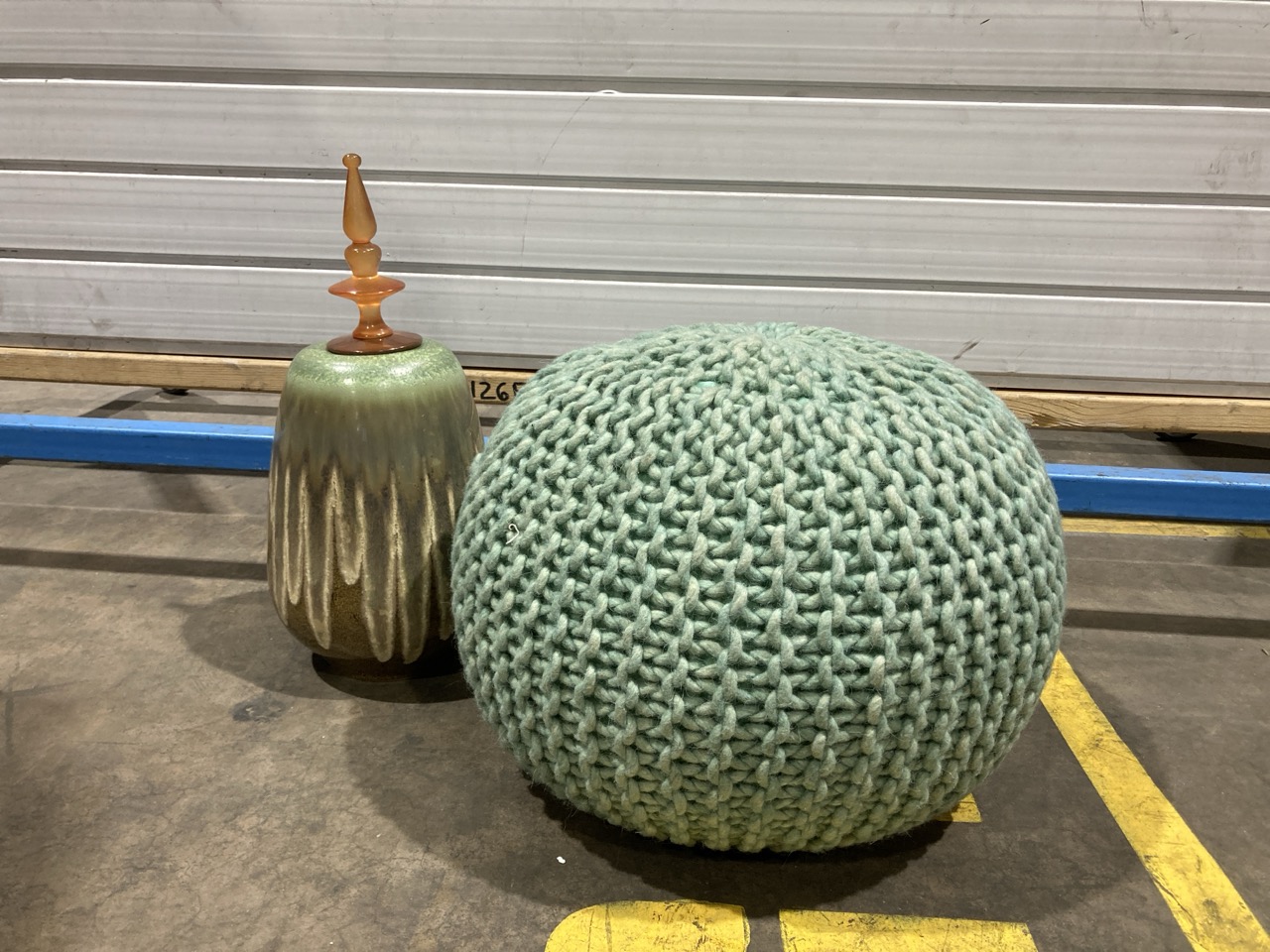 Lot 351  
            Birmingham - Collection Only 

                
DAVID PHILLIPS VARIOUS DECORATIVE ITEMS TO INCLUDE GREEN BALL CUSHION