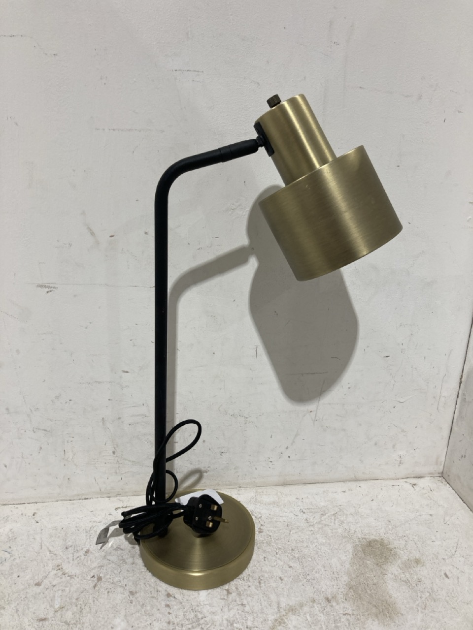 Lot 357  
            Birmingham - Collection Only 

                
DAVID PHILLIPS BRASS/BLACK TABLE LAMP