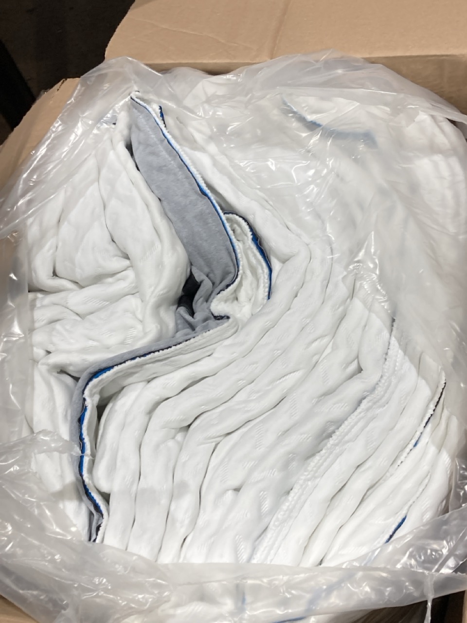 Lot 35  
            Birmingham - Collection or Delivery 

                
DAVID PHILLIPS BOX OF BOCONCEPT KING SIZE MATTRESS PROTECTOR ORIGINAL RRP £200