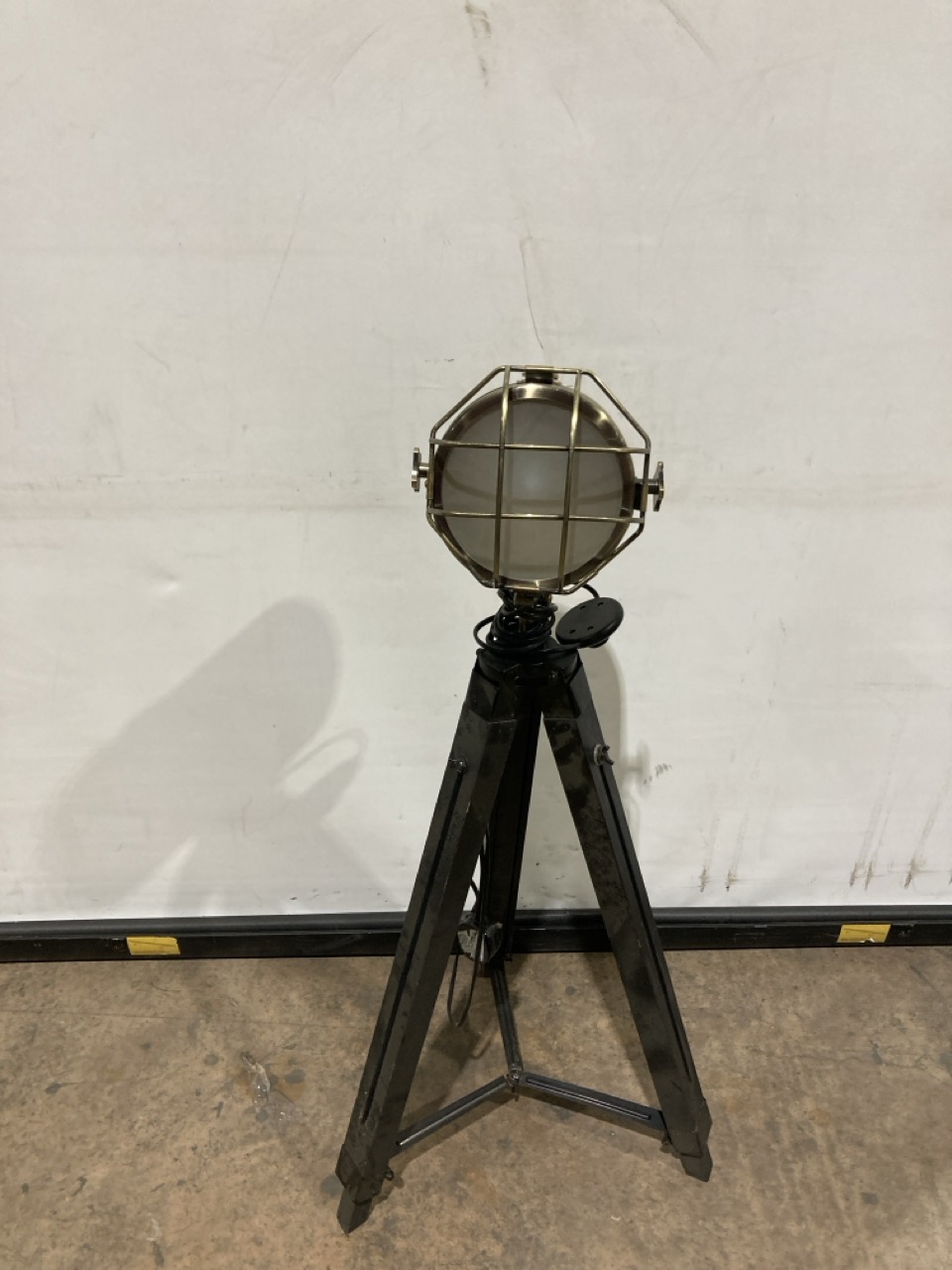 Lot 362  
            Birmingham - Collection Only 

                
DAVID PHILLIPS CAMERA STYLE FLOOR LAMP ON BLACK IR-31326D ORIGINAL RRP £280