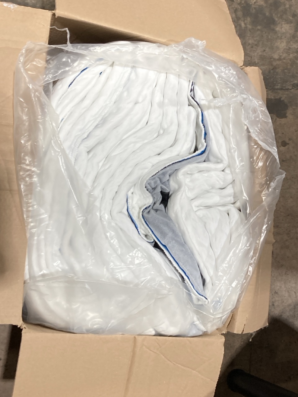 Lot 37  
            Birmingham - Collection or Delivery 

                
DAVID PHILLIPS BOX OF BOCONCEPT KING SIZE MATTRESS PROTECTOR ORIGINAL RRP £200