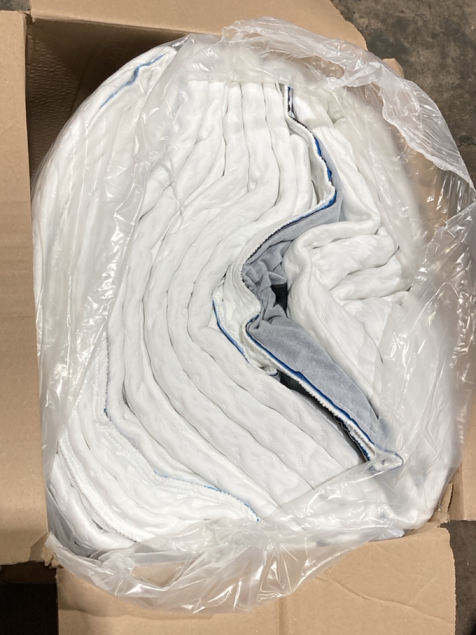 Lot 39  
            Birmingham - Collection or Delivery 

                
DAVID PHILLIPS BOX OF BOCONCEPT KING SIZE MATTRESS PROTECTOR ORIGINAL RRP £200