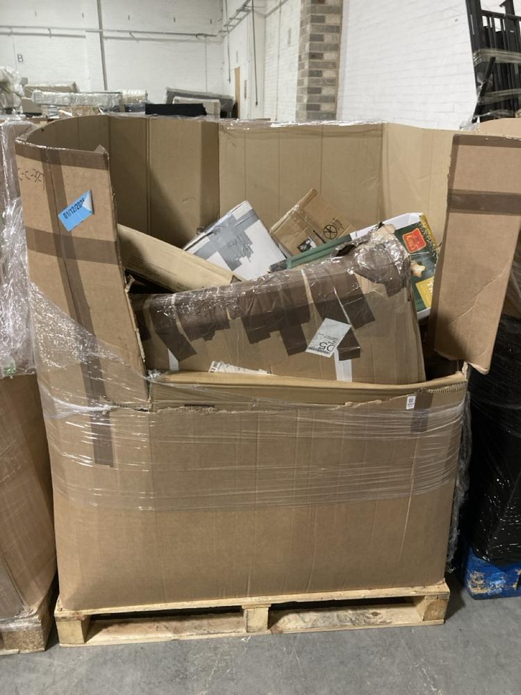 Lot 1011  
            Chesterfield SR40 - Collection or Optional Delivery Available 

                
PALLET OF ASSORTED ITEMS TO INCLUDE INLIT BAUBLE TREE (LOCATION: SR42)