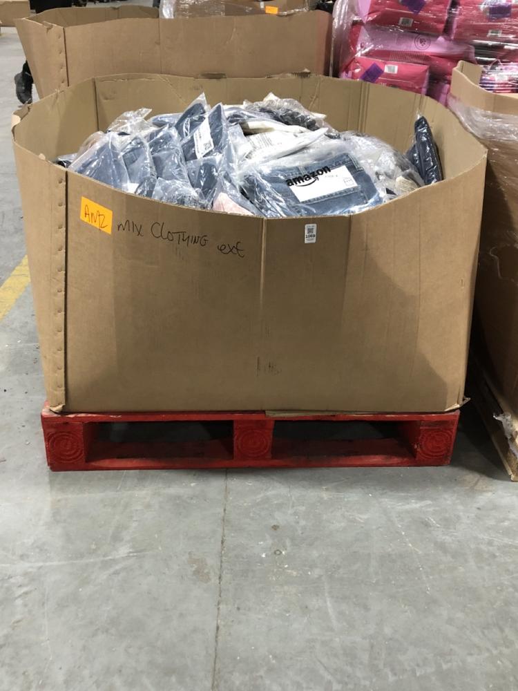 Lot 1069  
            Chesterfield SR40 - Collection or Optional Delivery Available 

                
PALLET OF ASSORTED ITEMS TO INCLUDE JEANS IN DENIM SIZE 40W X 32L (LOCATION: SR42)