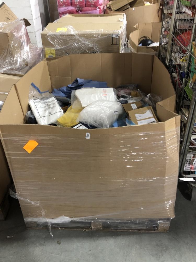 Lot 1095  
            Chesterfield SR40 - Collection or Optional Delivery Available 

                
PALLET OF ASSORTED ITEMS TO INCLUDE ZOGGS SWIMMING GOGGLES IN PINK (LOCATION: SR42)