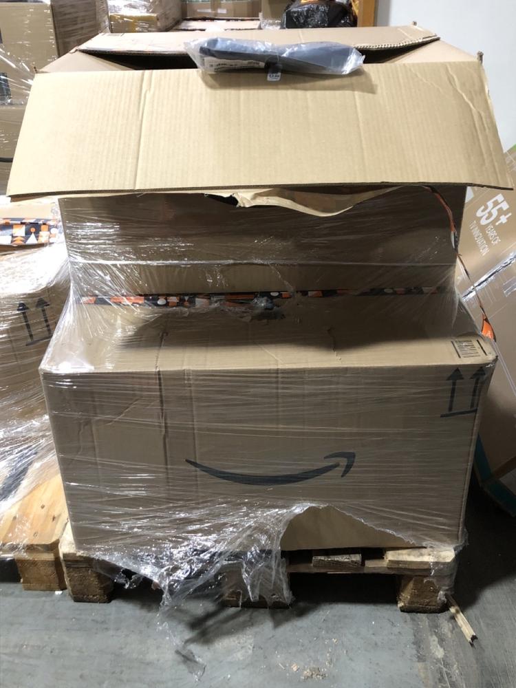 Lot 1136  
            Chesterfield SR40 - Collection or Optional Delivery Available 

                
PALLET OF ASSORTED ITEMS TO INCLUDE JEANS IN DENIM SIZE 28W X 30L (LOCATION: SR42)