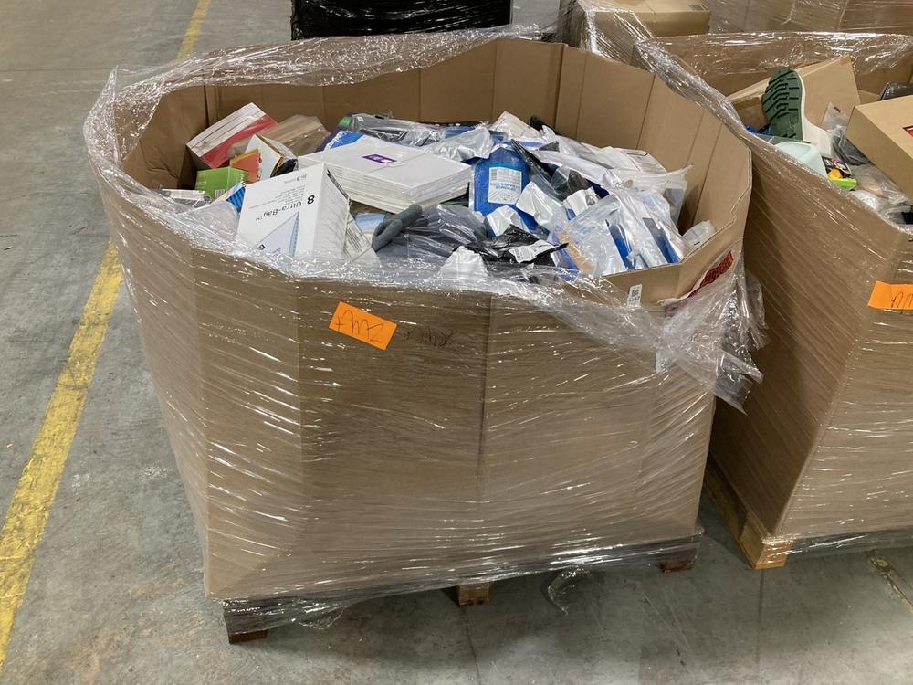 Lot 1167  
            Chesterfield SR40 - Collection or Optional Delivery Available 

                
PALLET OF ASSORTED ITEMS TO INCLUDE CAKE BOXES IN WHITE 10 PACK (LOCATION: SR42)