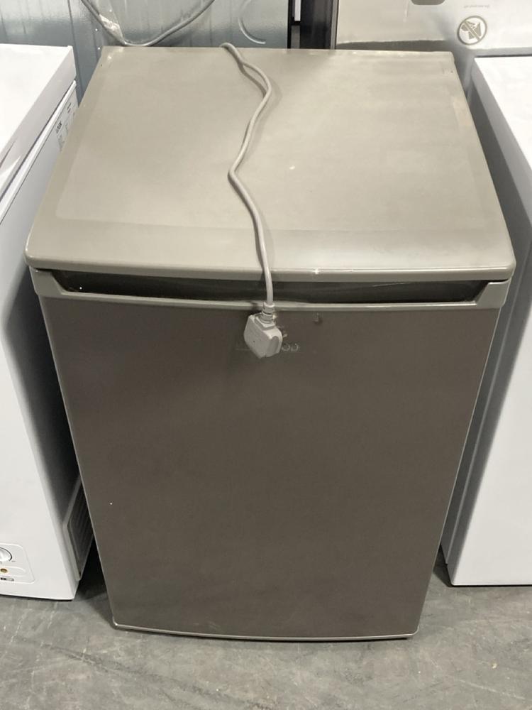 Lot 131  
            Chesterfield SR40 - Collection or Optional Delivery Available 

                
KENWOOD UNDER COUNTER FRIDGE IN SILVER MODEL: KUL55XD25 ORIGINAL RRP- £229 (LOCAT...