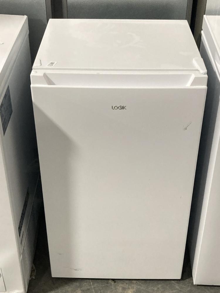 Lot 141  
            Chesterfield SR40 - Collection or Optional Delivery Available 

                
LOGIK FREESTANDING REFRIGERATOR IN WHITE MODEL: LUL48W23 ORIGINAL RRP- £169 (LOCA...