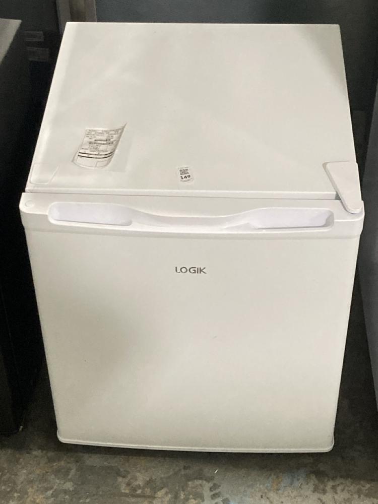 Lot 149  
            Chesterfield SR40 - Collection or Optional Delivery Available 

                
LOGIK UNDER COUNTER REFRIGERATOR IN WHITE MODEL: LTT40W23 ORIGINAL RRP- £139 (LOC...