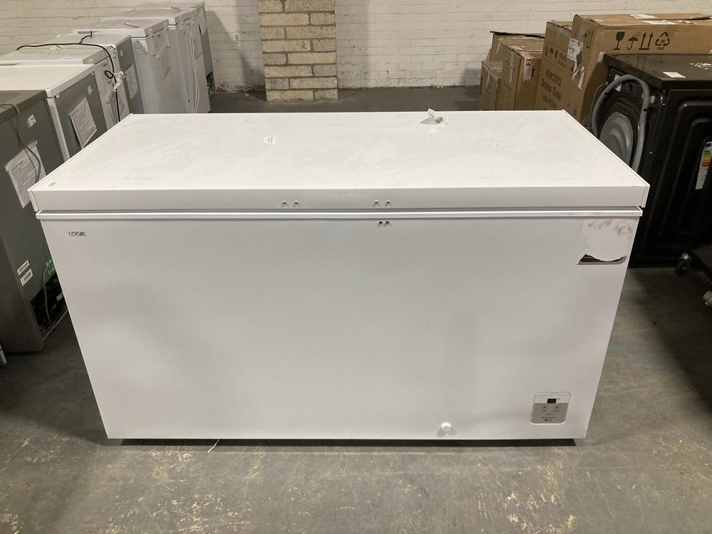 Lot 190  
            Chesterfield SR40 - Collection or Optional Delivery Available 

                
LOGIK CHEST FREEZER IN WHITE MODEL: L420CFW25 ORIGINAL RRP- £449 (LOCATION: A3)