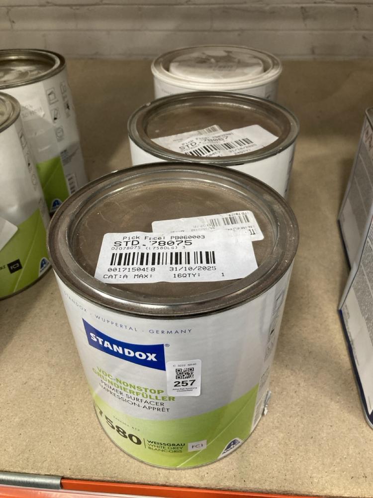 Lot 257  
            Chesterfield SR40 - Collection 

                
3 X ASSORTED LIQUIDS TO INCLUDE STANDOX VOC NONSTOP PRIMER SURFACER U7580 3.5L (C...