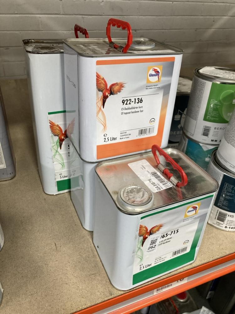 Lot 262  
            Chesterfield SR40 - Collection 

                
5 X ASSORTED LIQUIDS TO INCLUDE GLASURIT 965-715 CV EP HARDENER 2.5L (COLLECTION ...