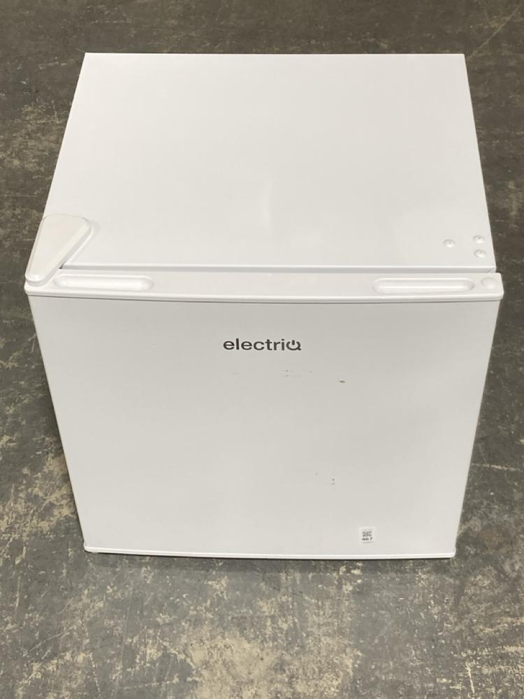 Lot 467  
            Chesterfield SR40 - Collection or Optional Delivery Available 

                
ELECTRIQ COUNTER TOP 35L MINI FREEZER IN WHITE MODEL: EIQ 35FZ (LOCATION: B RACKING)
