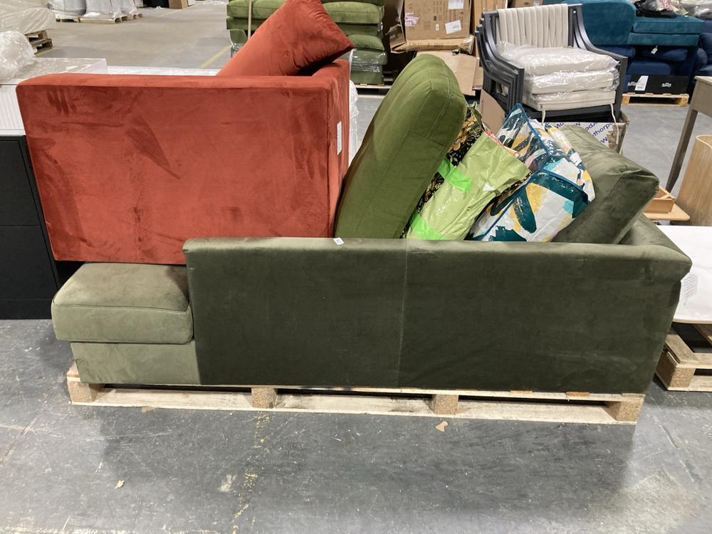 Lot 511  
            Chesterfield SR40 - Collection or Optional Delivery Available 

                
PALLET OF ASSORTED SOFA PARTS TO INCLUDE SOFA CUSHION IN GREEN (LOCATION: B6)