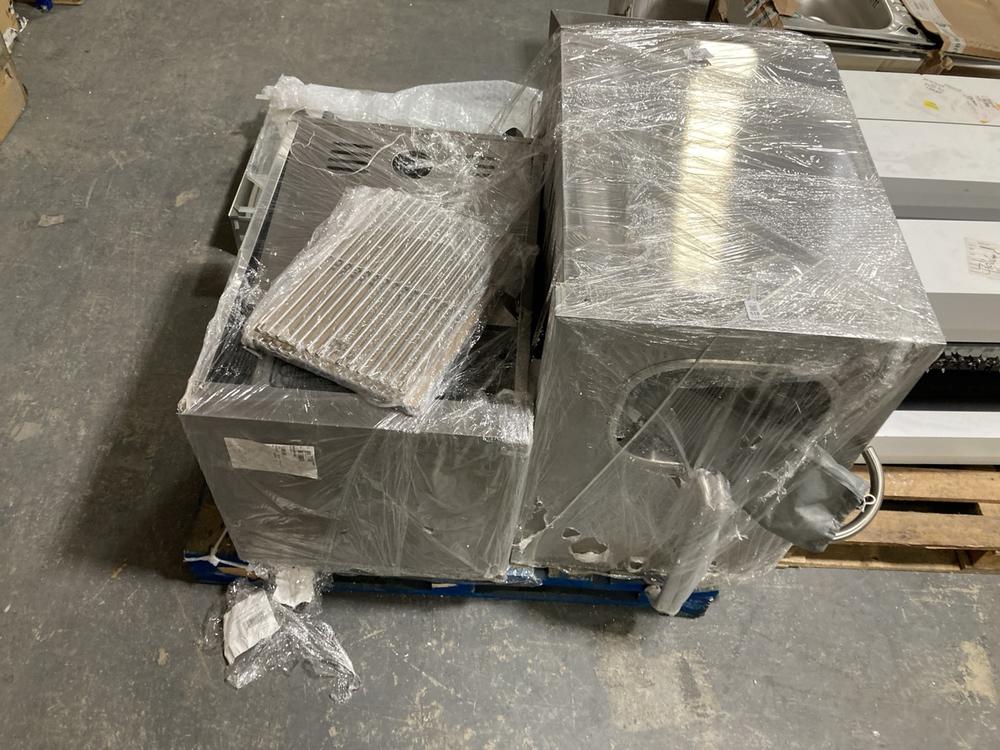 Lot 518  
            Chesterfield SR40 - Collection or Optional Delivery Available 

                
MONSTER GRILL ULTIMATE GRILL IN STAINLESS STEEL (1/2) (LOCATION: B6)