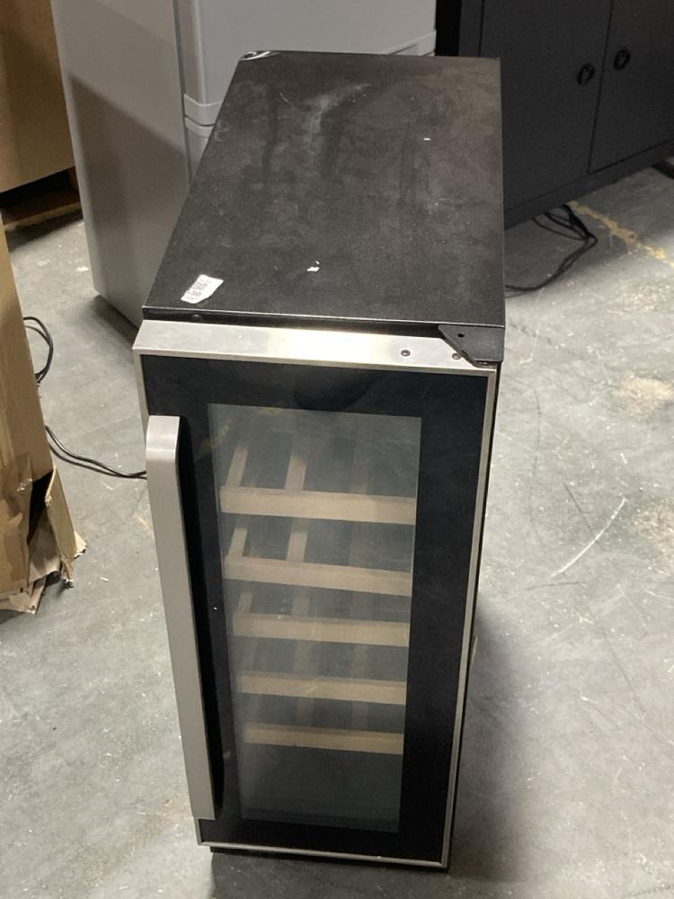 Lot 530  
            Chesterfield SR40 - Collection or Optional Delivery Available 

                
18 BOTTLE WINE COOLER IN BLACK (LOCATION: B5)