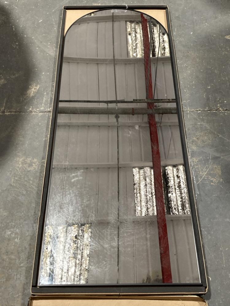 Lot 550  
            Chesterfield SR40 - Collection 

                
FULL LENGTH MIRROR IN BLACK SIZE 65 X 24" (COLLECTION ONLY) (LOCATION: B RACKING)