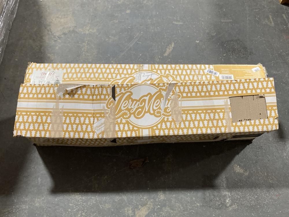 Lot 552  
            Chesterfield SR40 - Collection or Optional Delivery Available 

                
LARGE CHRISTMAS TREE IN GREEN/WHITE (LOCATION: B RACKING)