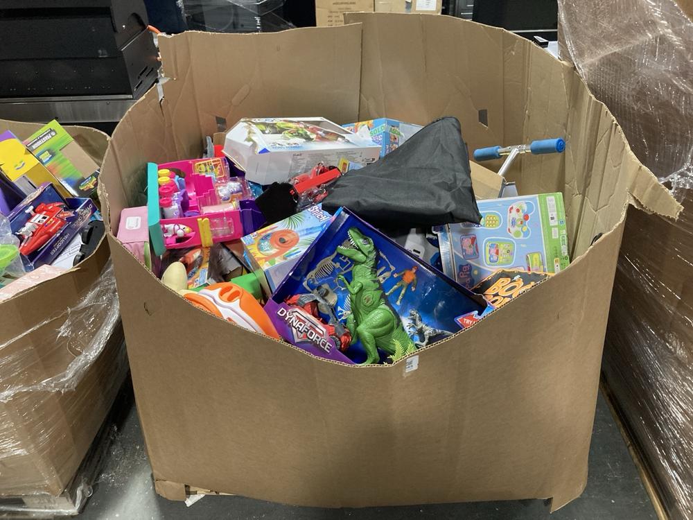 Lot 565  
            Chesterfield SR40 - Collection or Optional Delivery Available 

                
PALLET OF ASSORTED ITEMS TO INCLUDE DOT PAINTING NATURE (LOCATION: B4)