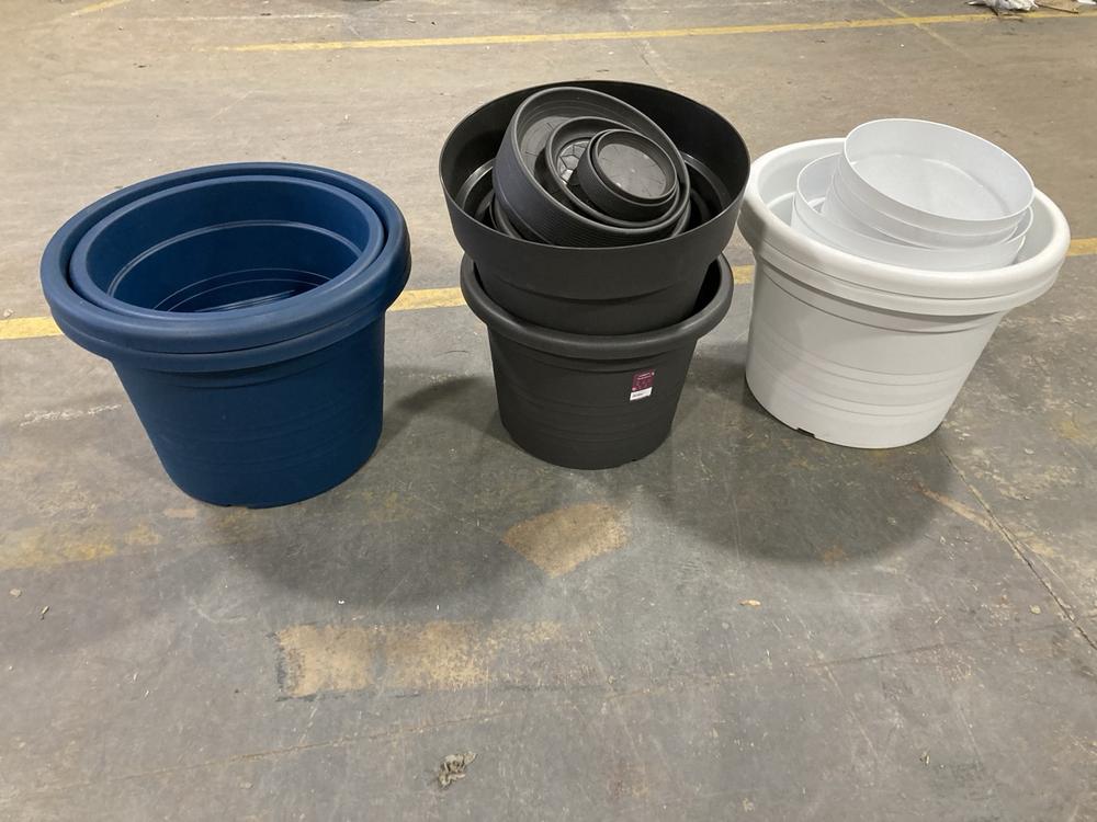 Lot 618  
            Chesterfield SR40 - Collection 

                
QTY OF ASSORTED ITEMS TO INCLUDE PLASTIC PLANTER IN BLACK (COLLECTION ONLY) (LOCA...