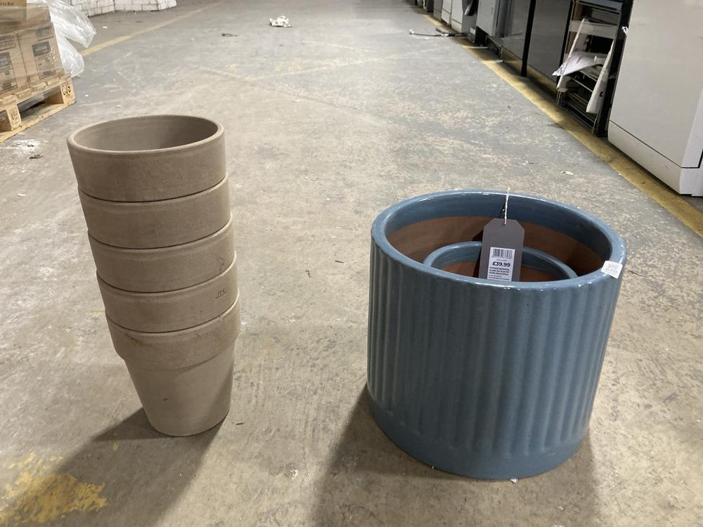 Lot 620  
            Chesterfield SR40 - Collection 

                
QTY OF ASSORTED ITEMS TO INCLUDE TERRACOTTA MEDIUM PLANTERS (COLLECTION ONLY) (LO...