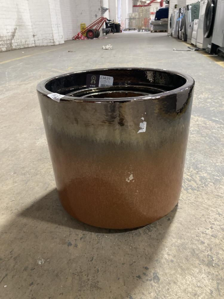 Lot 622  
            Chesterfield SR40 - Collection 

                
SET OF 3 OUTDOOR HAZELTON RUST PLANTERS ORIGINAL RRP- £105 (COLLECTION ONLY) (LOC...