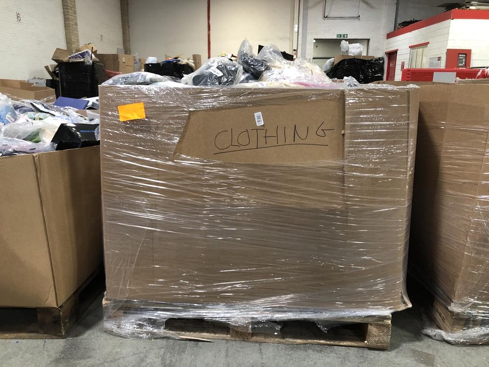 Lot 661  
            Chesterfield SR40 - Collection or Optional Delivery Available 

                
PALLET OF ASSORTED CLOTHING TO INCLUDE SOCK SNOB SIZE 4-7 (LOCATION: SR41)