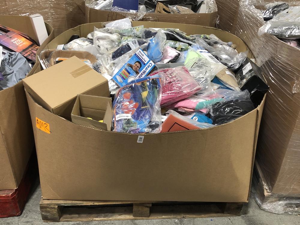 Lot 662  
            Chesterfield SR40 - Collection or Optional Delivery Available 

                
PALLET OF ASSORTED ITEMS TO INCLUDE CLEARWATER MIRACLE CLEANING PAD (LOCATION: SR41)