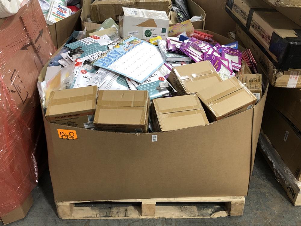 Lot 683  
            Chesterfield SR40 - Collection or Optional Delivery Available 

                
PALLET OF ASSORTED ITEMS TO INCLUDE 4 WAY LOCKING CAT FLAP (LOCATION: SR41)