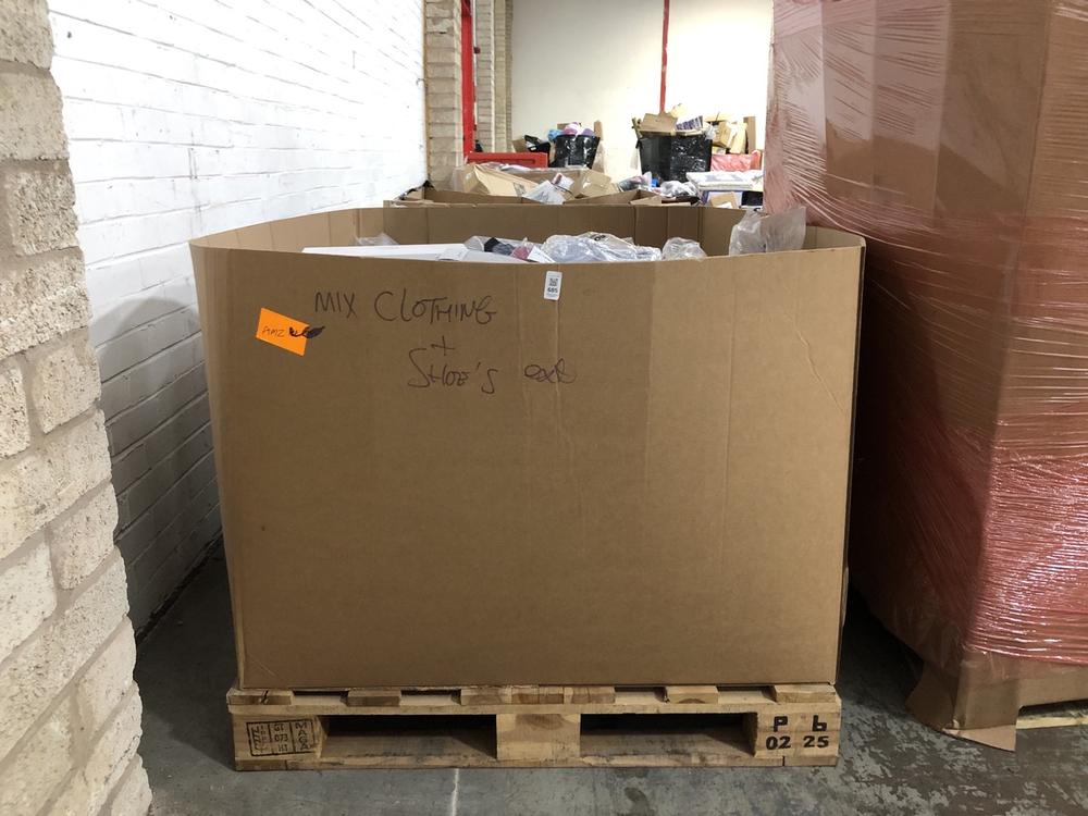 Lot 685  
            Chesterfield SR40 - Collection or Optional Delivery Available 

                
PALLET OF ASSORTED ITEMS TO INCLUDE GREY DOUBLE FITTED SHEET (LOCATION: SR41)
