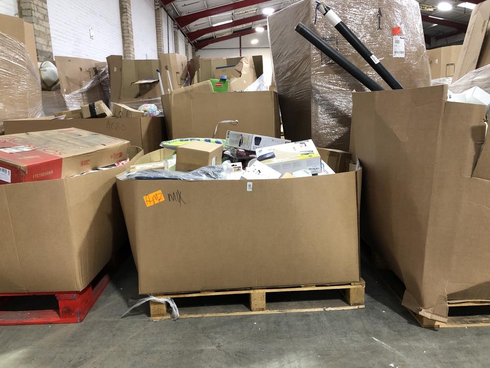 Lot 729  
            Chesterfield SR40 - Collection or Optional Delivery Available 

                
PALLET OF ASSORTED ITEMS TO INCLUDE INTEX DURABEAM SINGLE AIRBED (LOCATION: SR41)