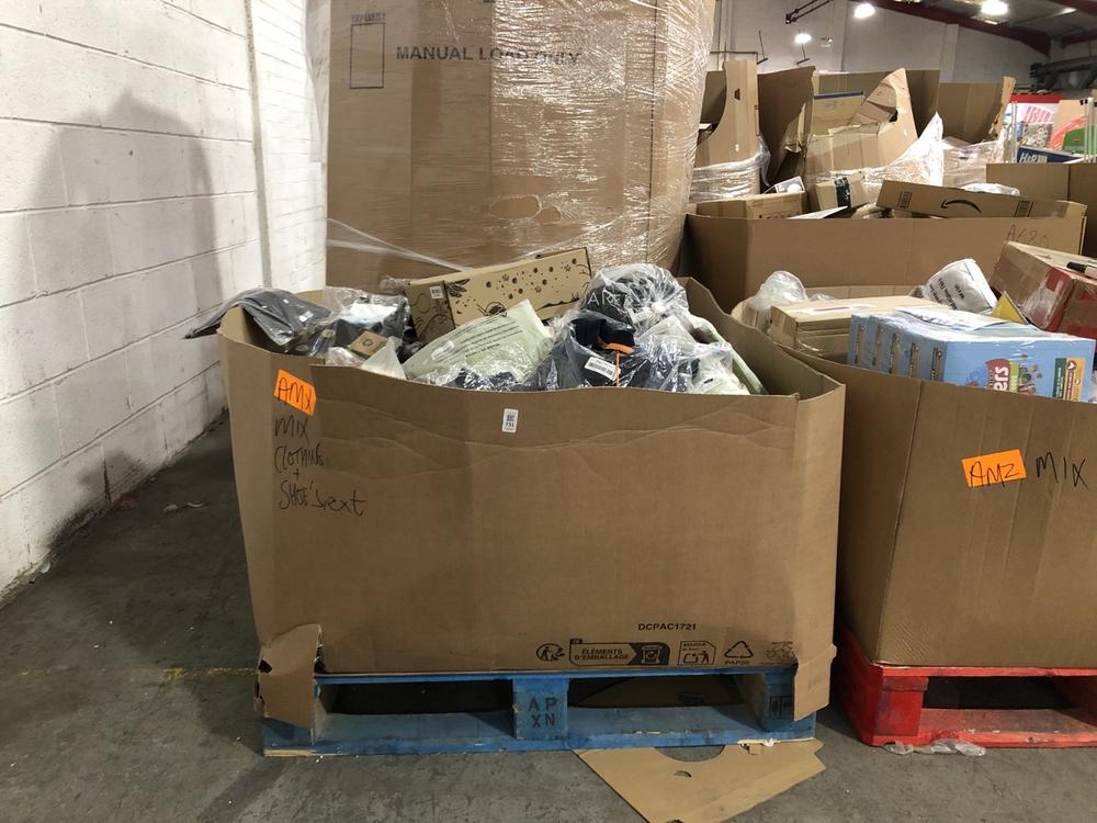 Lot 731  
            Chesterfield SR40 - Collection or Optional Delivery Available 

                
PALLET OF ASSORTED ITEMS TO INCLUDE HUGO BOSS JUMPER SIZE 6XL (LOCATION: SR41)