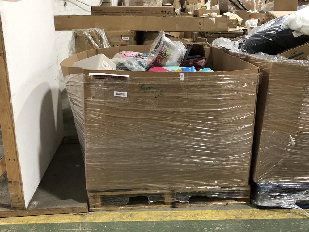 Lot 756  
            Chesterfield SR40 - Collection or Optional Delivery Available 

                
PALLET OF ASSORTED ITEMS TO INCLUDE ZOGGS FLOAT BANDS (LOCATION: SR41)