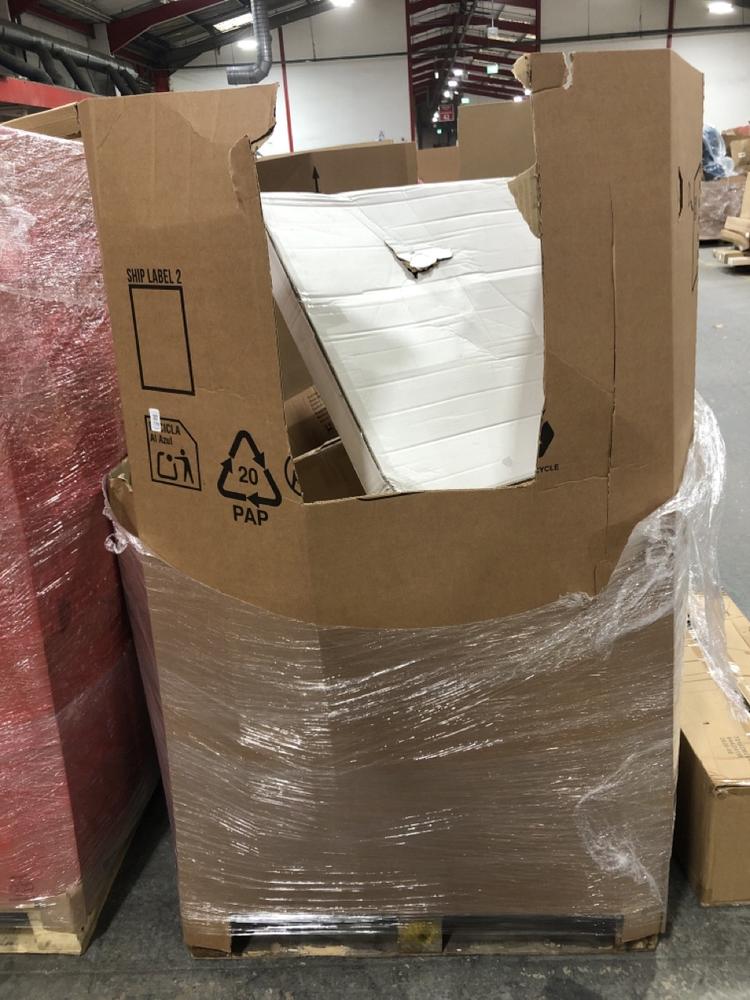 Lot 779  
            Chesterfield SR40 - Collection or Optional Delivery Available 

                
PALLET OF ASSORTED ITEMS TO INCLUDE LARGE GREY THROW (LOCATION: SR41)