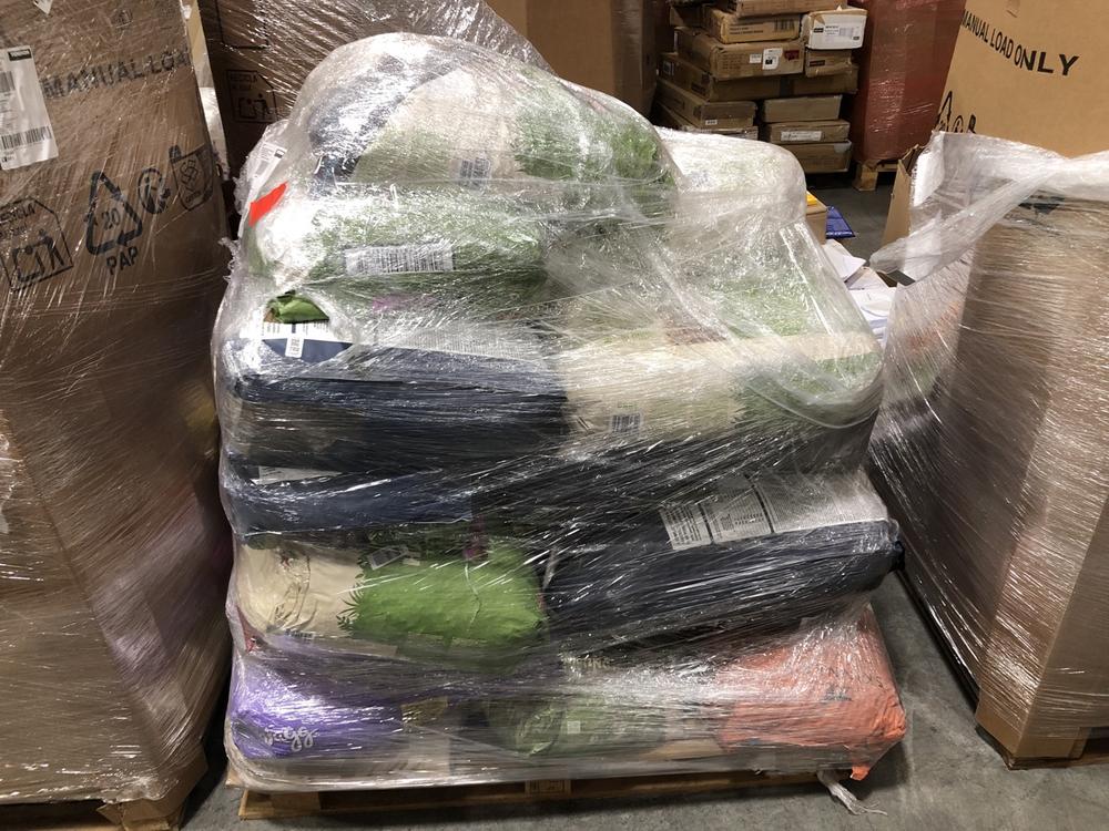 Lot 782  
            Chesterfield SR40 - Collection 

                
PALLET OF ASSORTED PET FOOD TO INCLUDE HARRINGTONS (BBE MAY BE EXPIRED) (LOCATION...