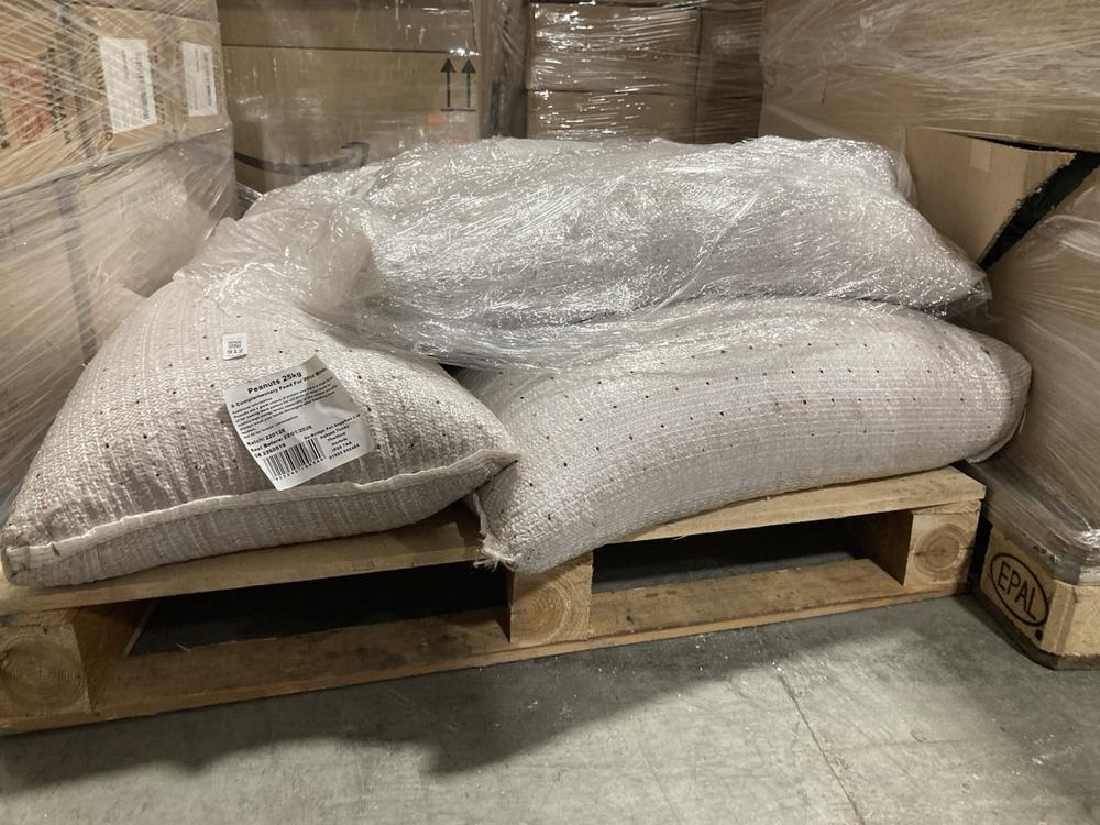 Lot 912  
            Chesterfield SR40 - Collection or Optional Delivery Available 

                
PALLET OF PEANUTS 25KG (MAY BE EXPIRED) (LOCATION: SR42)