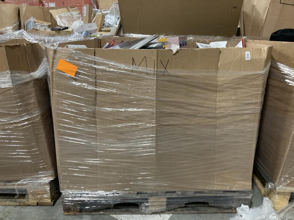 Lot 921  
            Chesterfield SR40 - Collection or Optional Delivery Available 

                
PALLET OF ASSORTED ITEMS TO INCLUDE STICKER PAD (LOCATION: SR42)