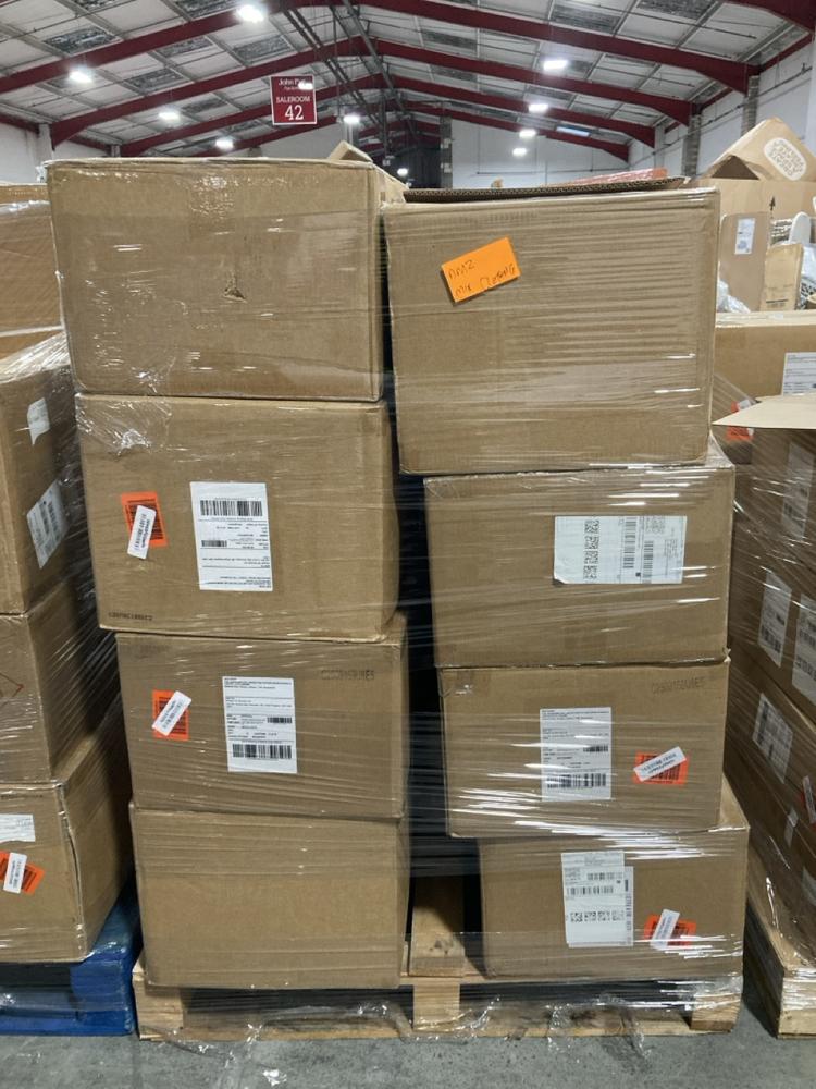 Lot 924  
            Chesterfield SR40 - Collection or Optional Delivery Available 

                
PALLET OF ASSORTED ITEMS TO INCLUDE TROUSERS IN GREEN SIZE UK 14 (LOCATION: SR42)