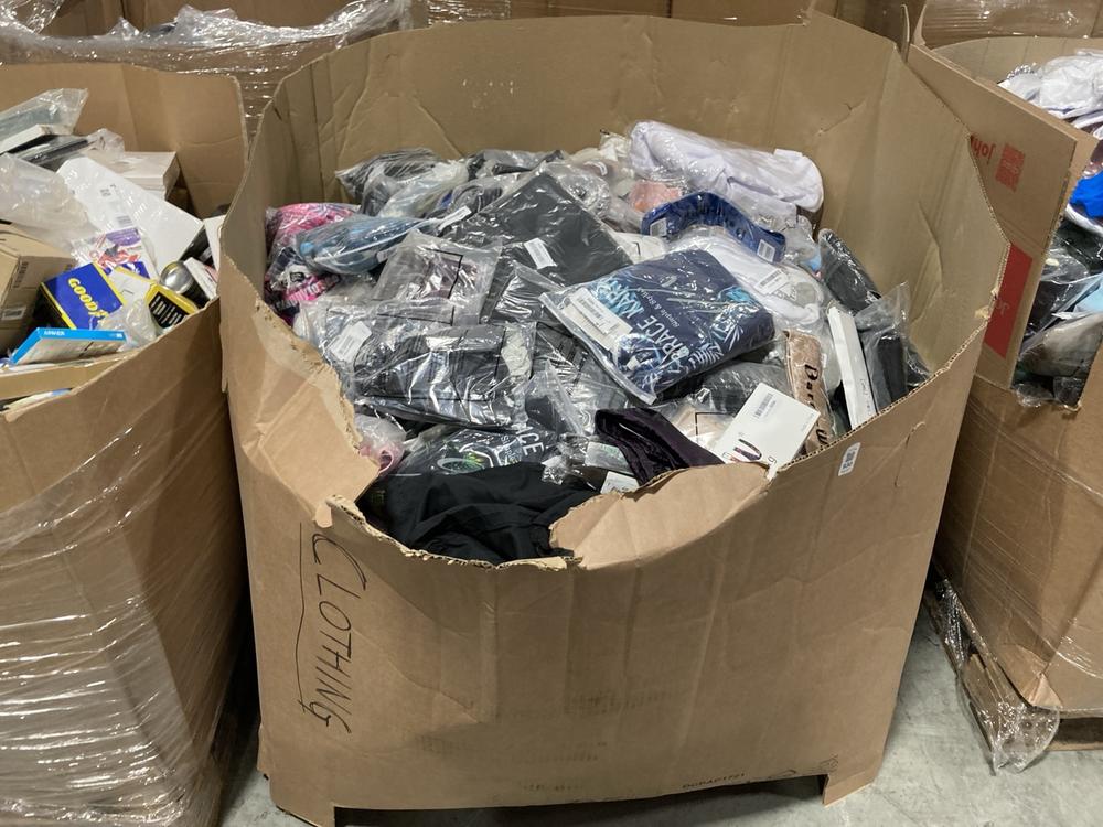 Lot 930  
            Chesterfield SR40 - Collection or Optional Delivery Available 

                
PALLET OF ASSORTED ITEMS TO INCLUDE BARRY WANK TIE IN PURPLE (LOCATION: SR42)