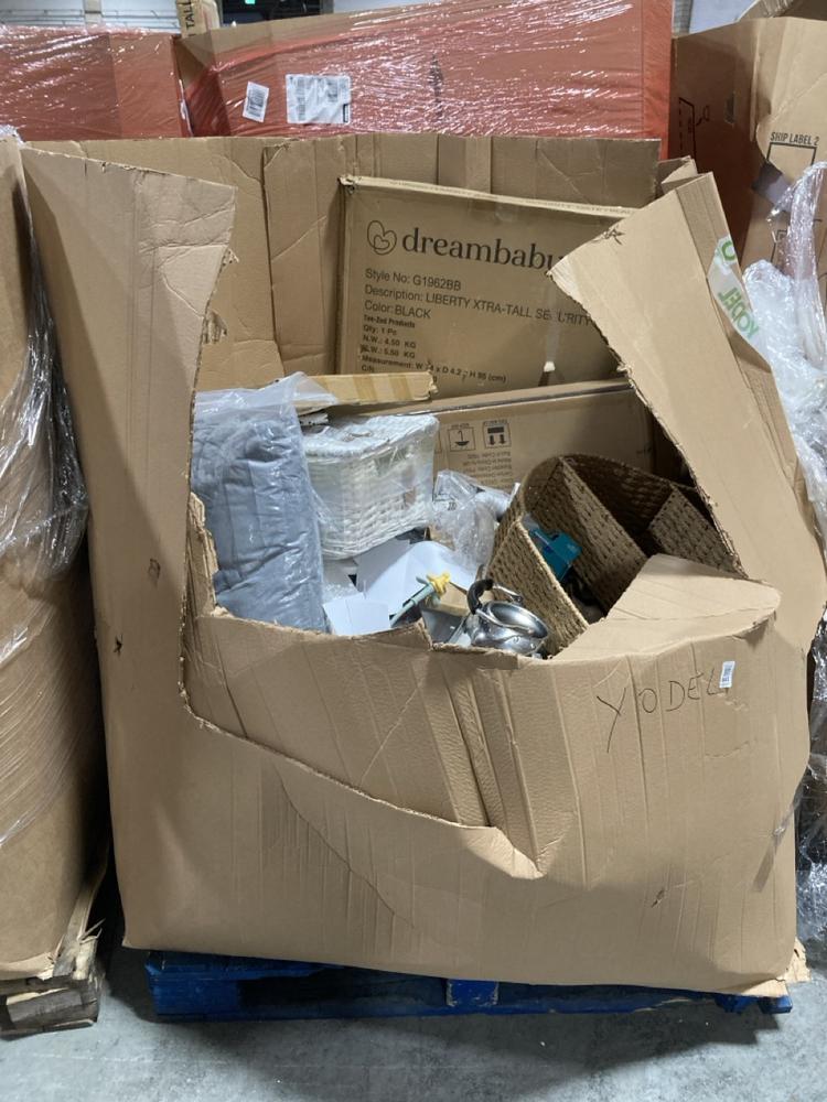 Lot 941  
            Chesterfield SR40 - Collection or Optional Delivery Available 

                
PALLET OF ASSORTED ITEMS TO INCLUDE TEAPOT IN SILVER (LOCATION: SR42)