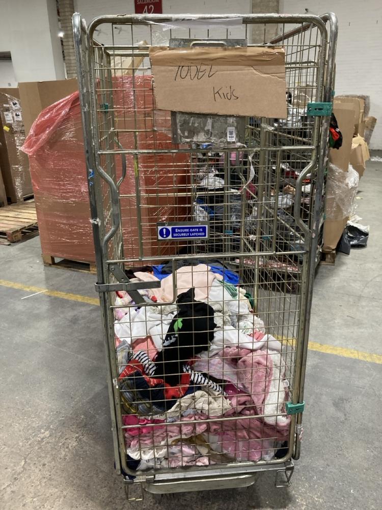 Lot 944  
            Chesterfield SR40 - Collection 

                
CAGE OF ASSORTED CLOTHING TO INCLUDE MINECRAFT TOP IN BLACK SIZE 8-9YRS (COLLECTI...