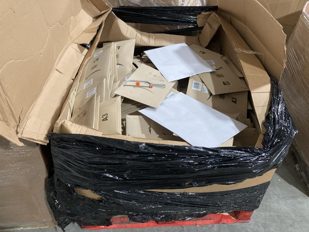 Lot 951  
            Chesterfield SR40 - Collection or Optional Delivery Available 

                
PALLET OF ASSORTED ITEMS TO INCLUDE BULK JUNIOR HACKSAW (LOCATION: SR42)