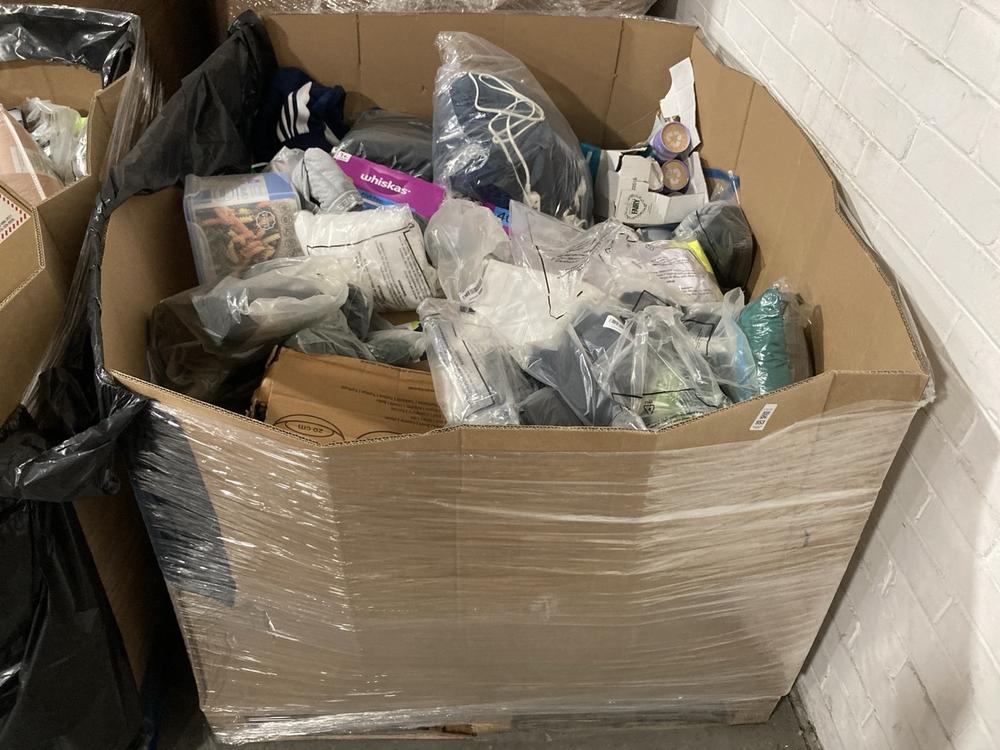 Lot 953  
            Chesterfield SR40 - Collection or Optional Delivery Available 

                
PALLET OF ASSORTED ITEMS TO INCLUDE NON STICK FRYING PAN SET (LOCATION: SR42)