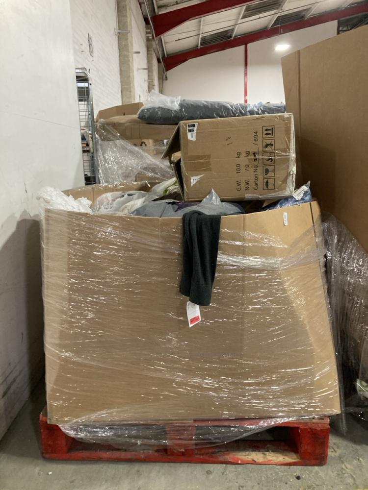 Lot 987  
            Chesterfield SR40 - Collection or Optional Delivery Available 

                
PALLET OF ASSORTED ITEMS TO INCLUDE CRAYOLA LIGHT UP TRACING PAD (LOCATION: SR42)